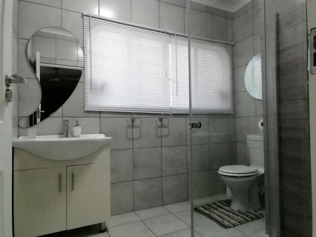 Roxy'S Rest Guest House Vanderbijlpark Bagian luar foto
