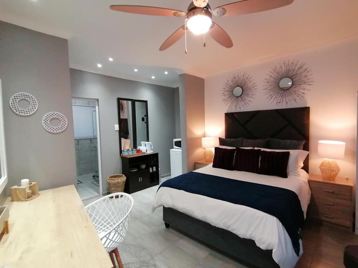 Roxy'S Rest Guest House Vanderbijlpark Bagian luar foto