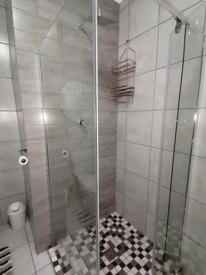 Roxy'S Rest Guest House Vanderbijlpark Bagian luar foto