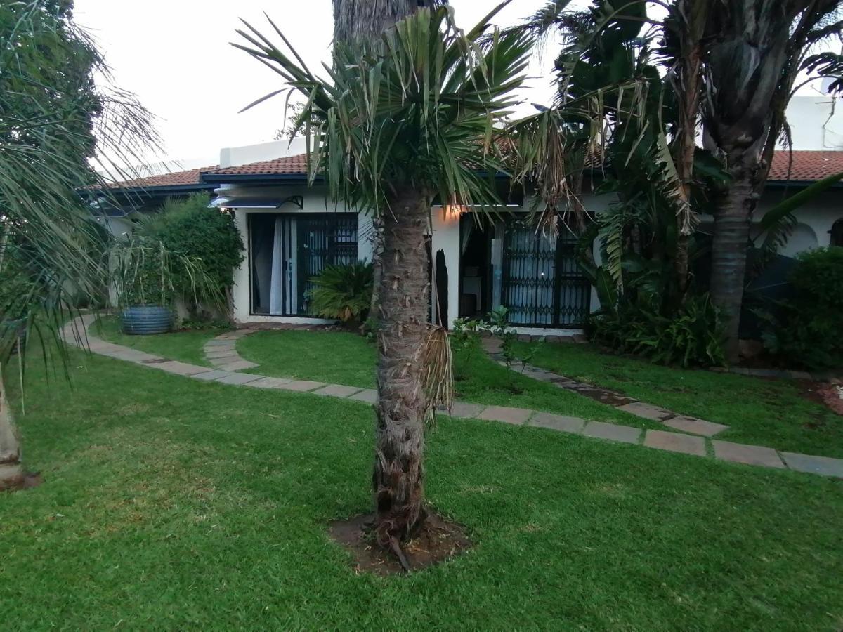 Roxy'S Rest Guest House Vanderbijlpark Bagian luar foto