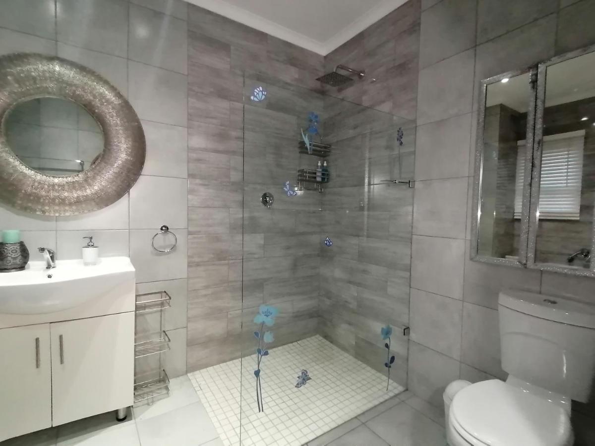Roxy'S Rest Guest House Vanderbijlpark Bagian luar foto