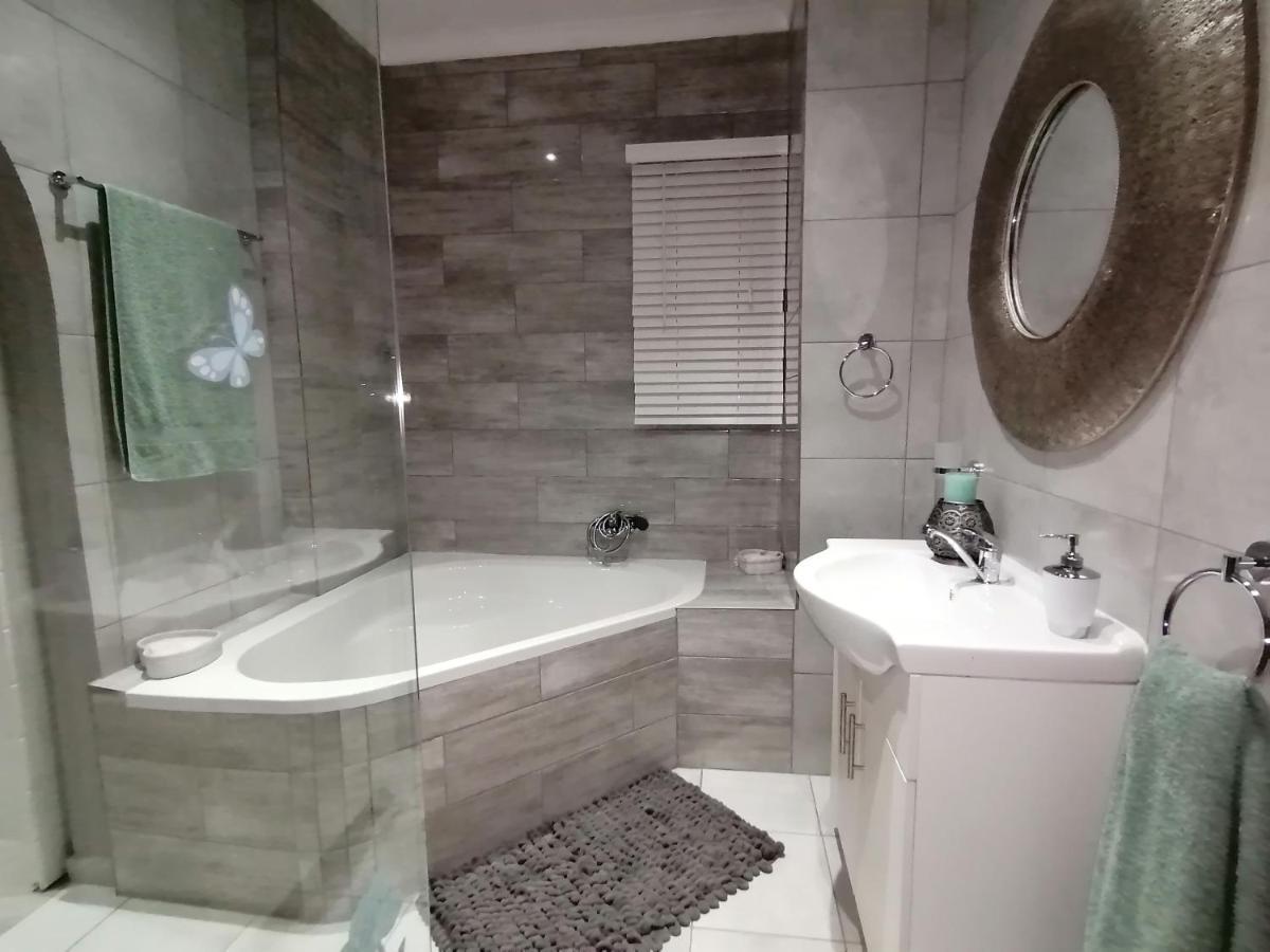 Roxy'S Rest Guest House Vanderbijlpark Bagian luar foto