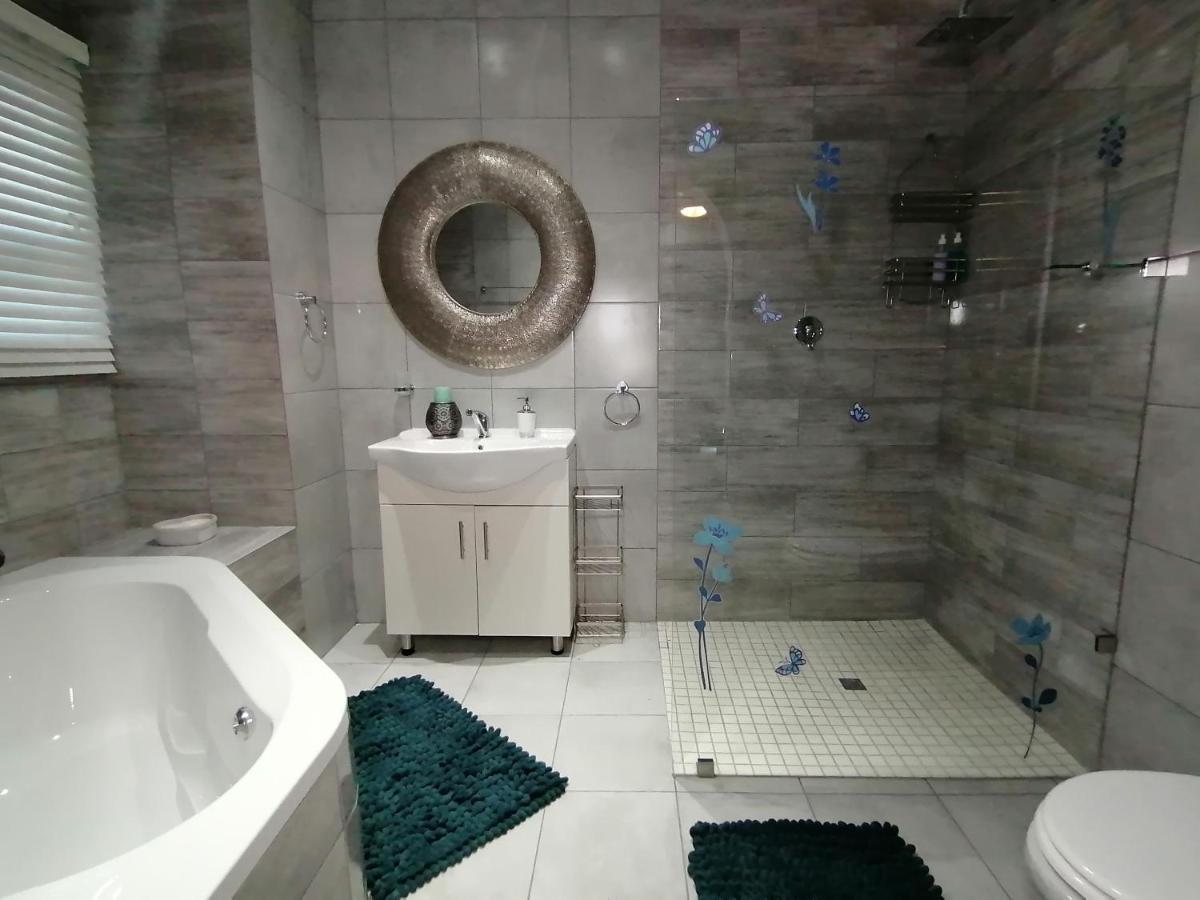 Roxy'S Rest Guest House Vanderbijlpark Bagian luar foto