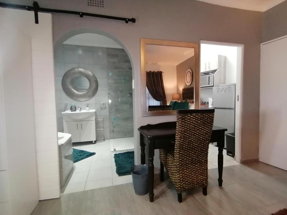 Roxy'S Rest Guest House Vanderbijlpark Bagian luar foto
