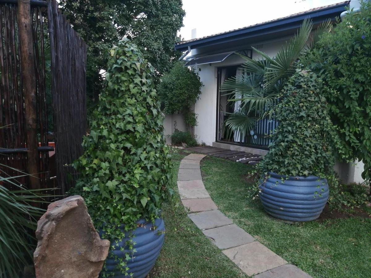Roxy'S Rest Guest House Vanderbijlpark Bagian luar foto