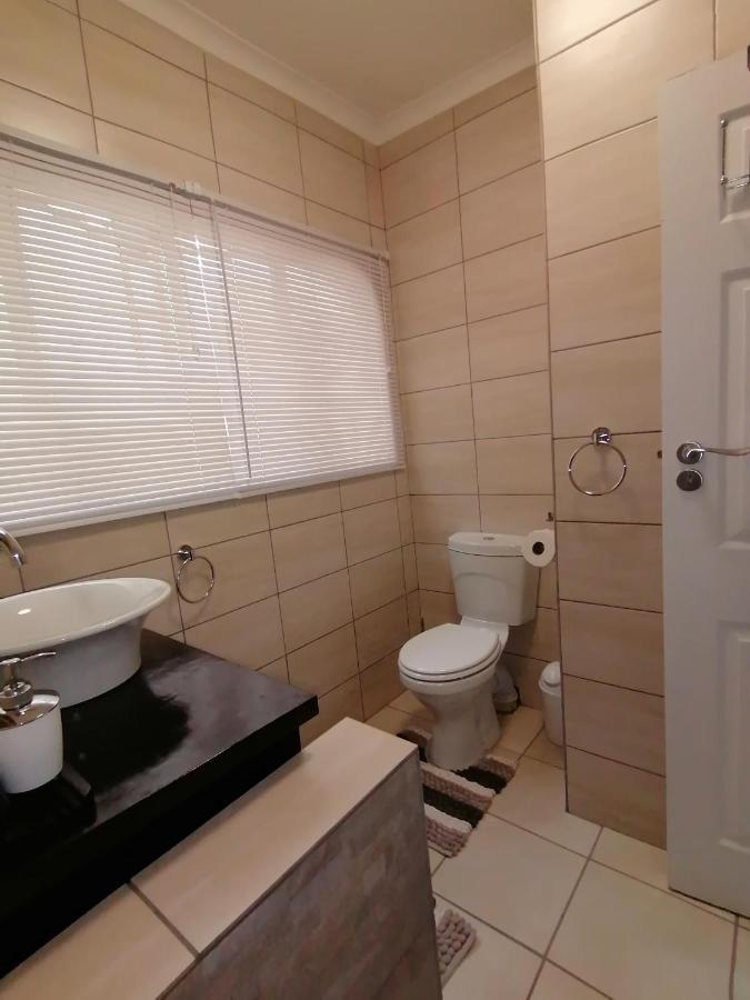Roxy'S Rest Guest House Vanderbijlpark Bagian luar foto