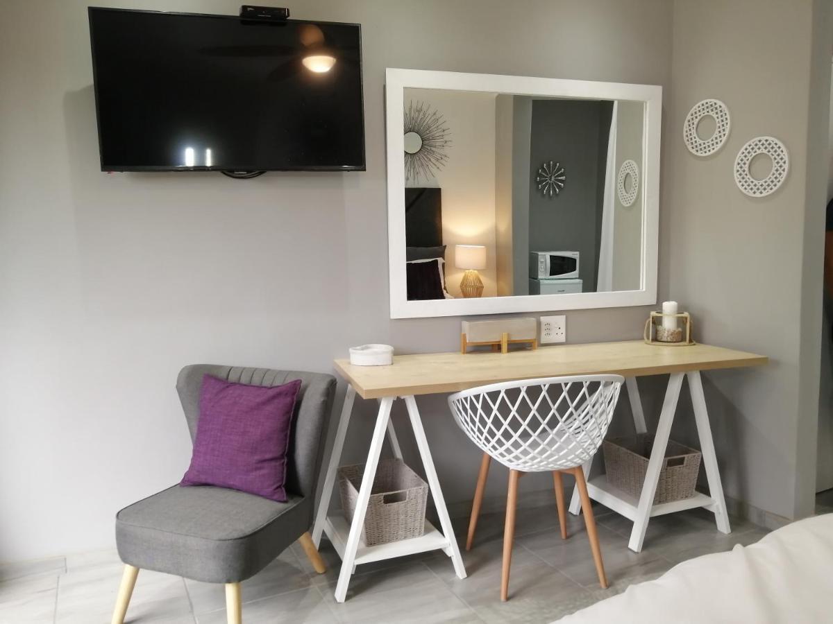 Roxy'S Rest Guest House Vanderbijlpark Bagian luar foto