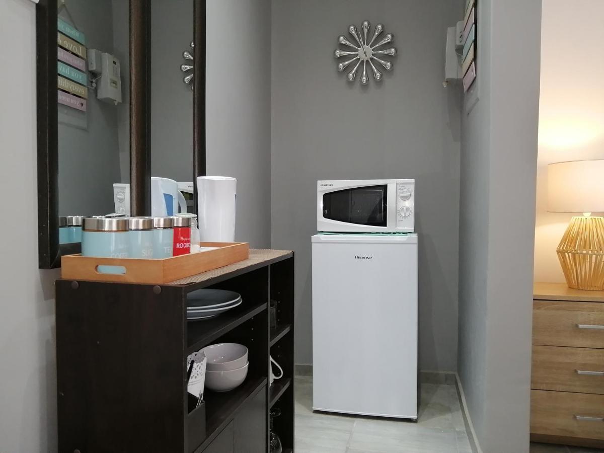 Roxy'S Rest Guest House Vanderbijlpark Bagian luar foto