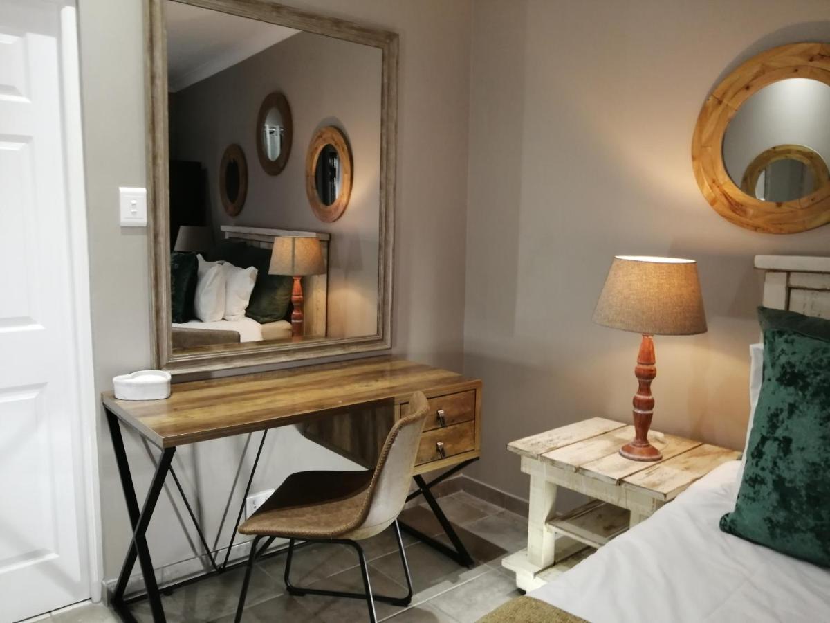 Roxy'S Rest Guest House Vanderbijlpark Bagian luar foto