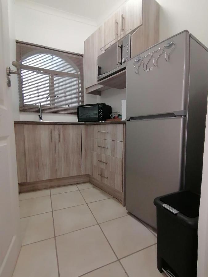 Roxy'S Rest Guest House Vanderbijlpark Bagian luar foto
