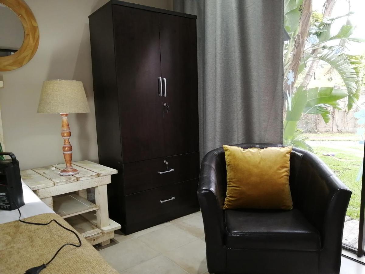 Roxy'S Rest Guest House Vanderbijlpark Bagian luar foto
