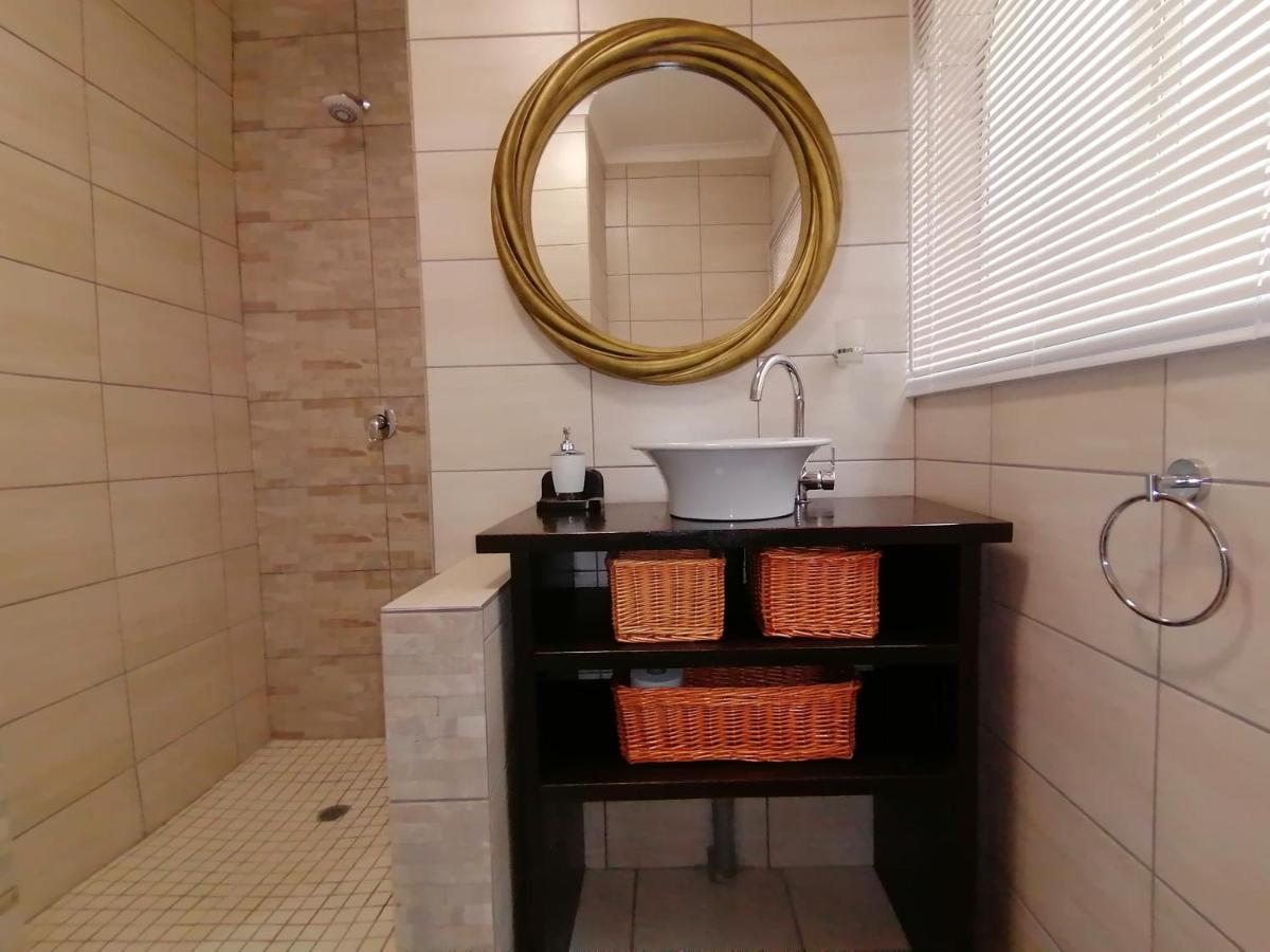 Roxy'S Rest Guest House Vanderbijlpark Bagian luar foto