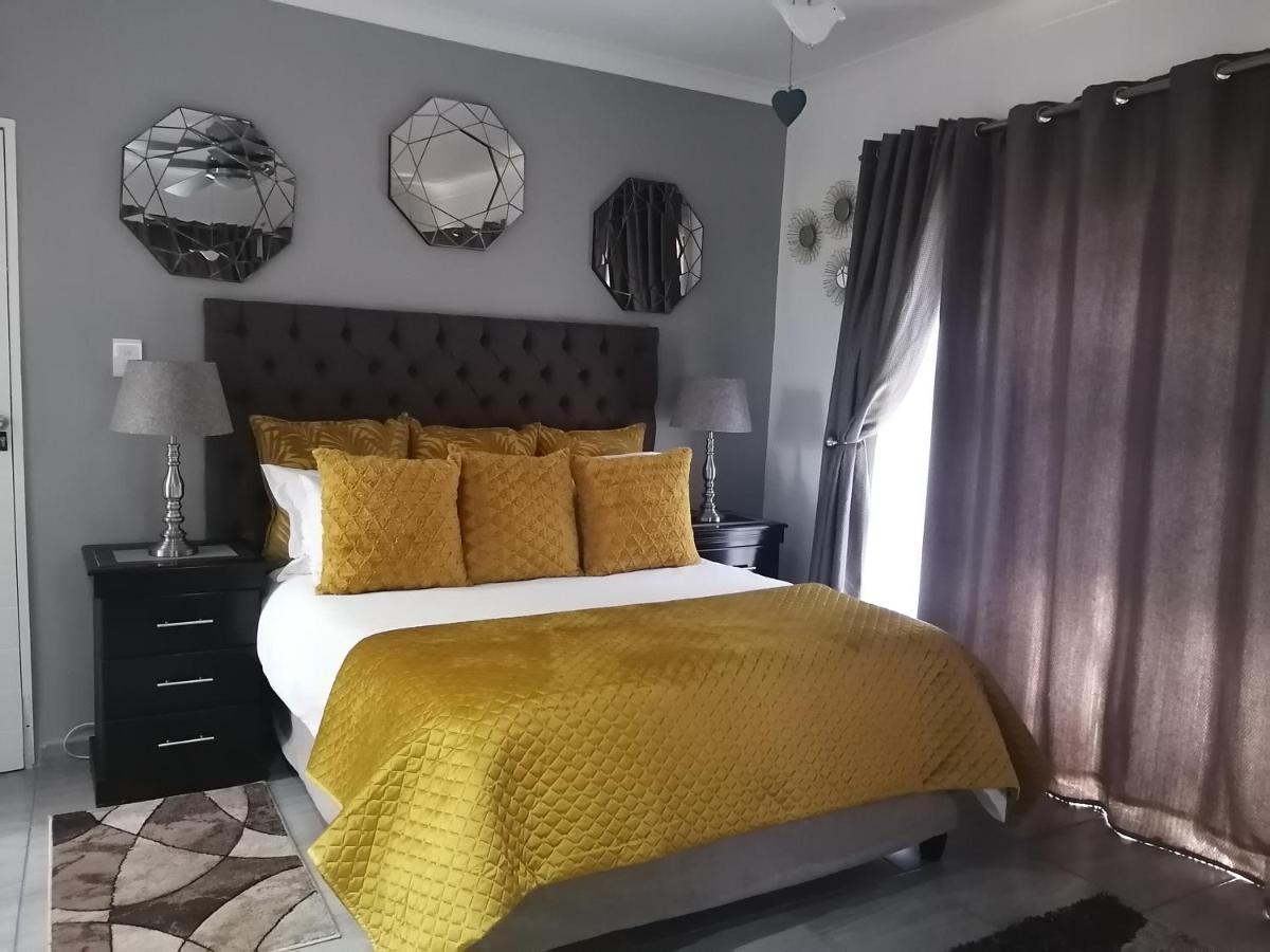 Roxy'S Rest Guest House Vanderbijlpark Bagian luar foto