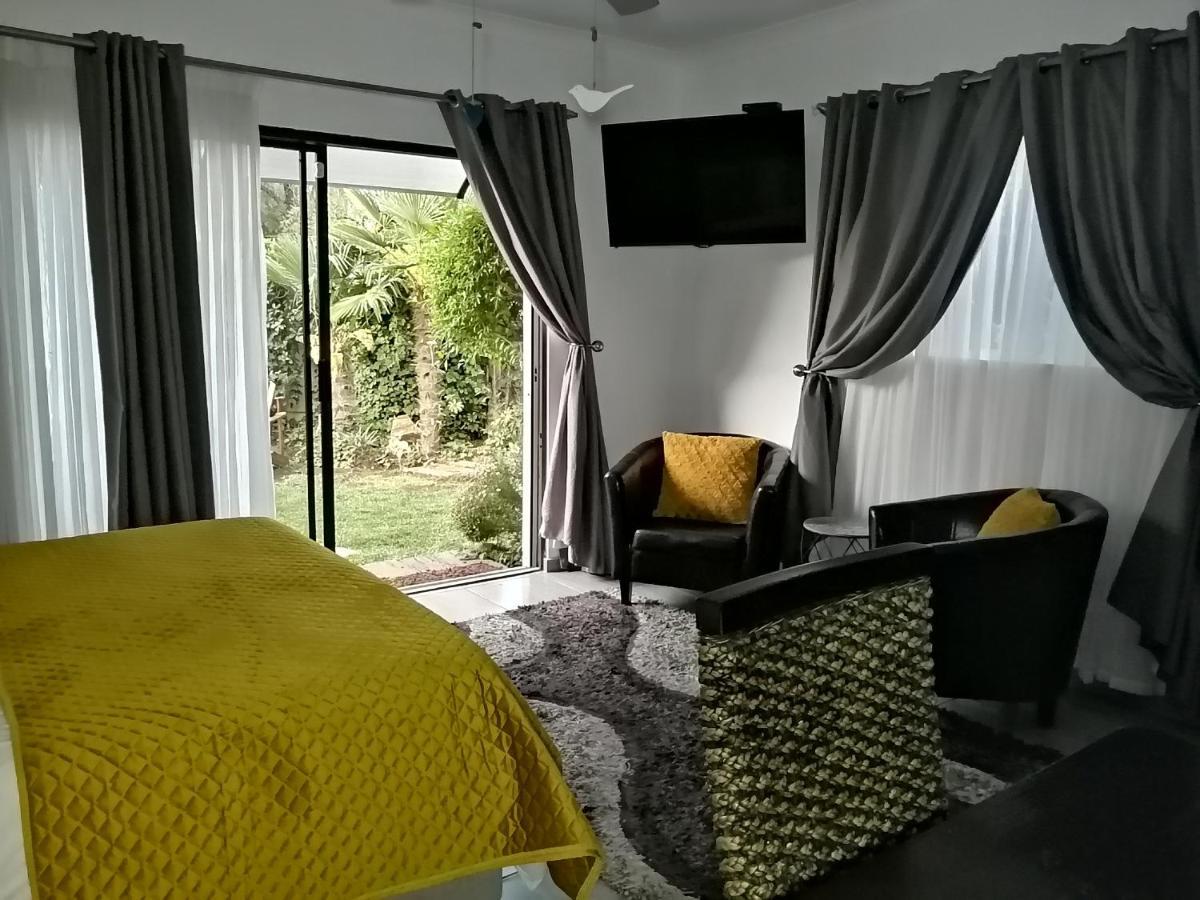 Roxy'S Rest Guest House Vanderbijlpark Bagian luar foto