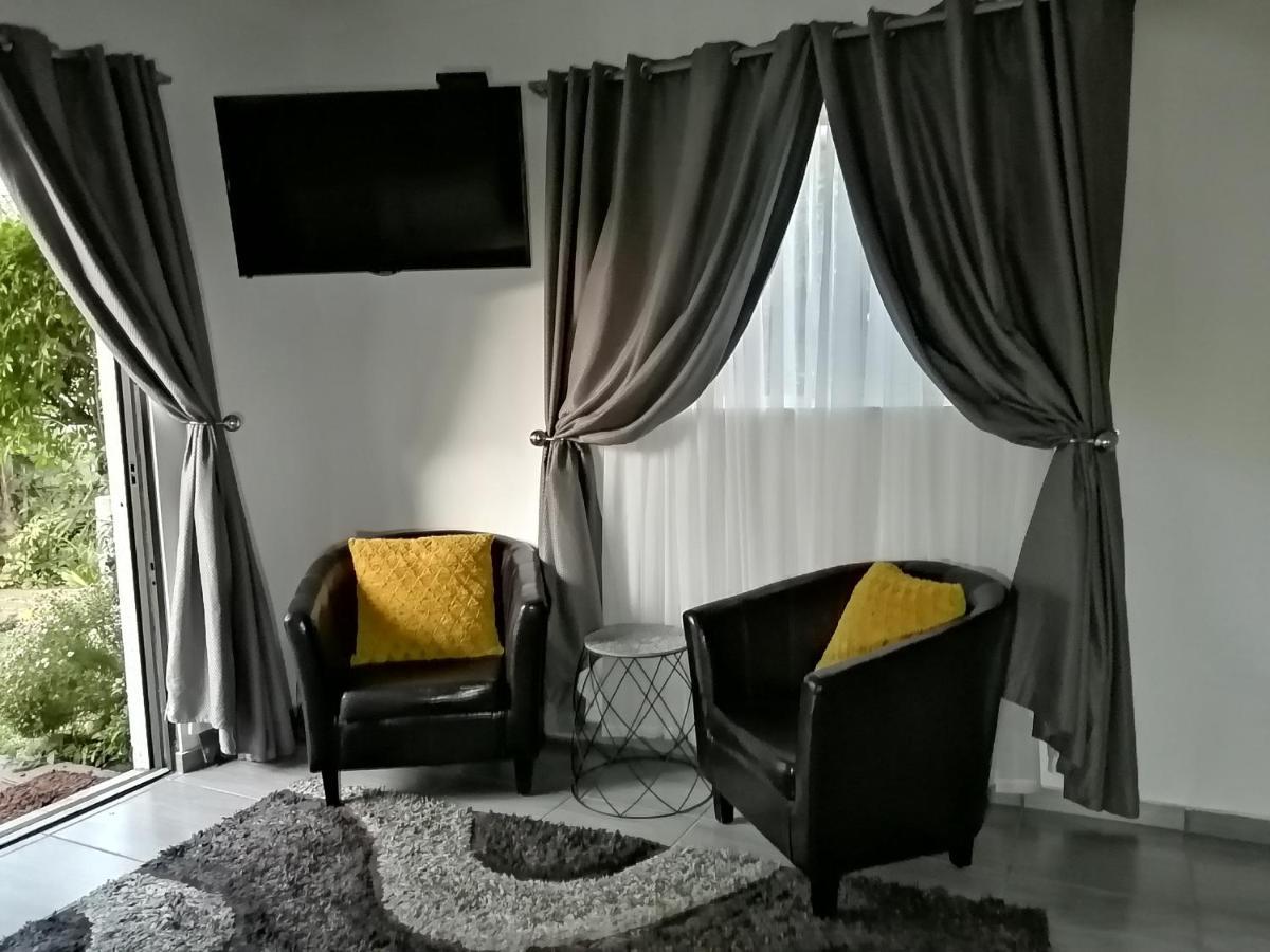 Roxy'S Rest Guest House Vanderbijlpark Bagian luar foto