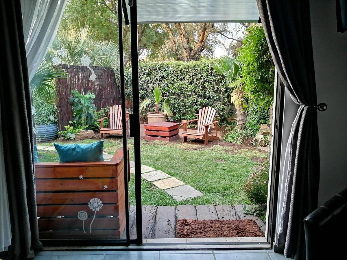 Roxy'S Rest Guest House Vanderbijlpark Bagian luar foto