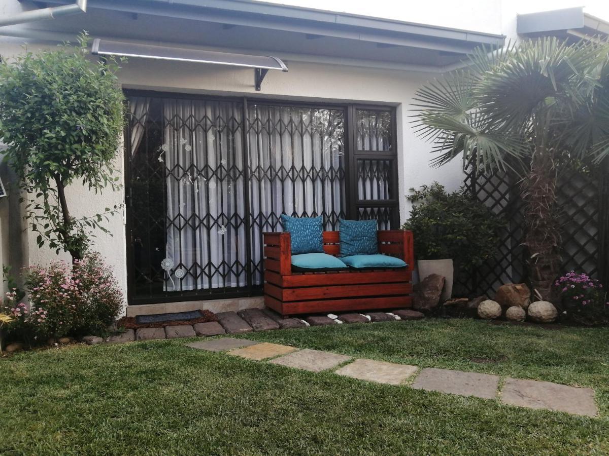 Roxy'S Rest Guest House Vanderbijlpark Bagian luar foto