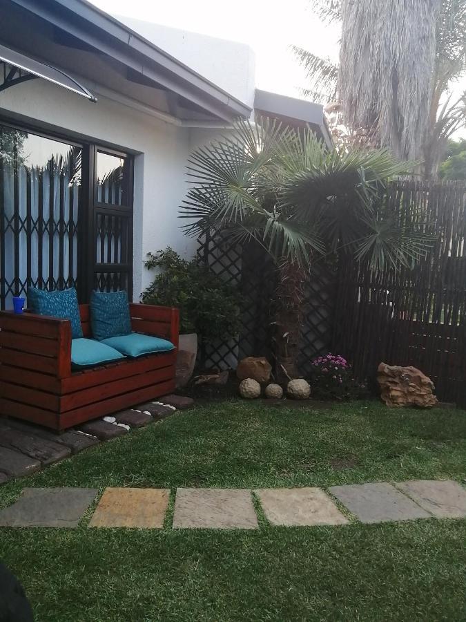 Roxy'S Rest Guest House Vanderbijlpark Bagian luar foto