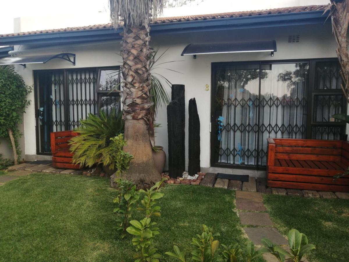 Roxy'S Rest Guest House Vanderbijlpark Bagian luar foto