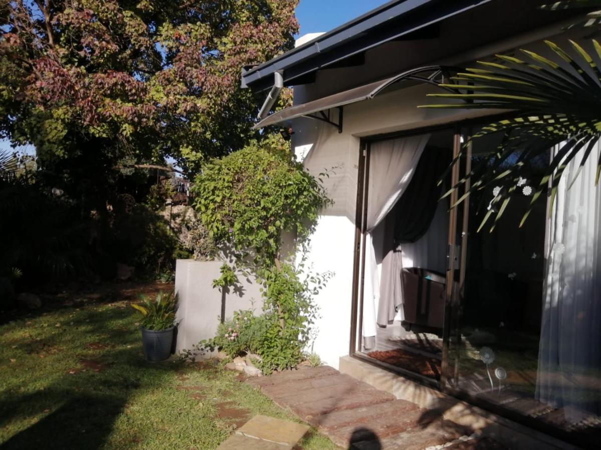 Roxy'S Rest Guest House Vanderbijlpark Bagian luar foto
