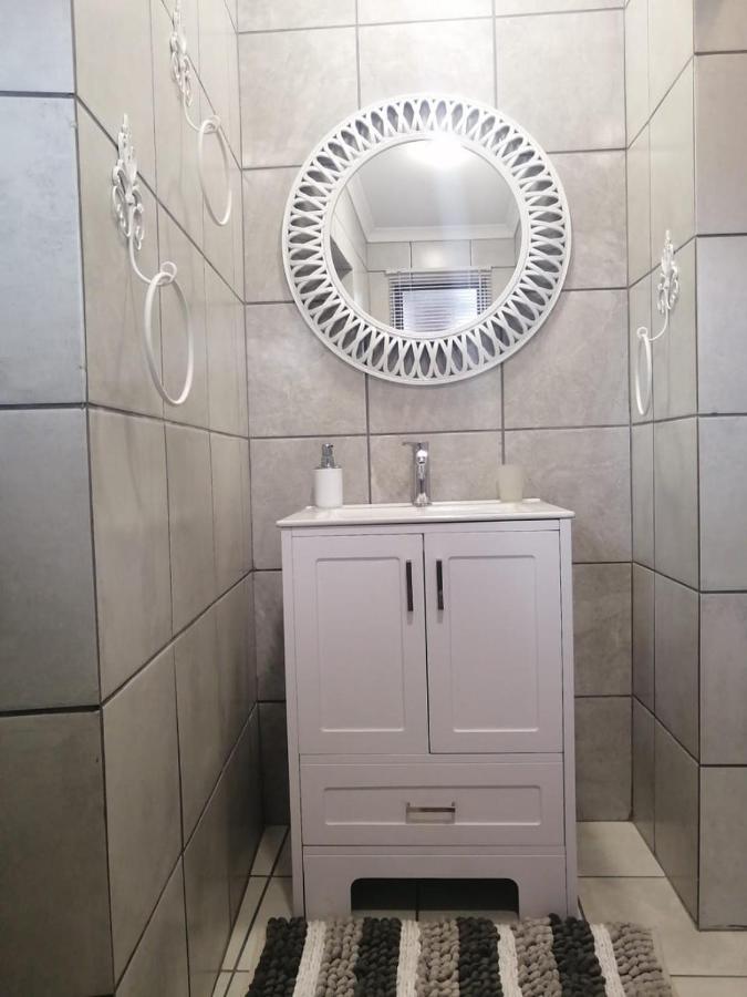 Roxy'S Rest Guest House Vanderbijlpark Bagian luar foto