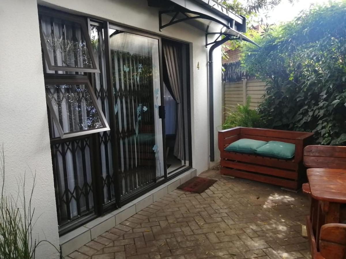 Roxy'S Rest Guest House Vanderbijlpark Bagian luar foto
