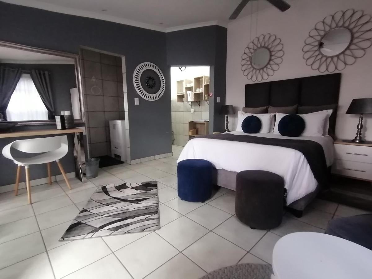 Roxy'S Rest Guest House Vanderbijlpark Bagian luar foto