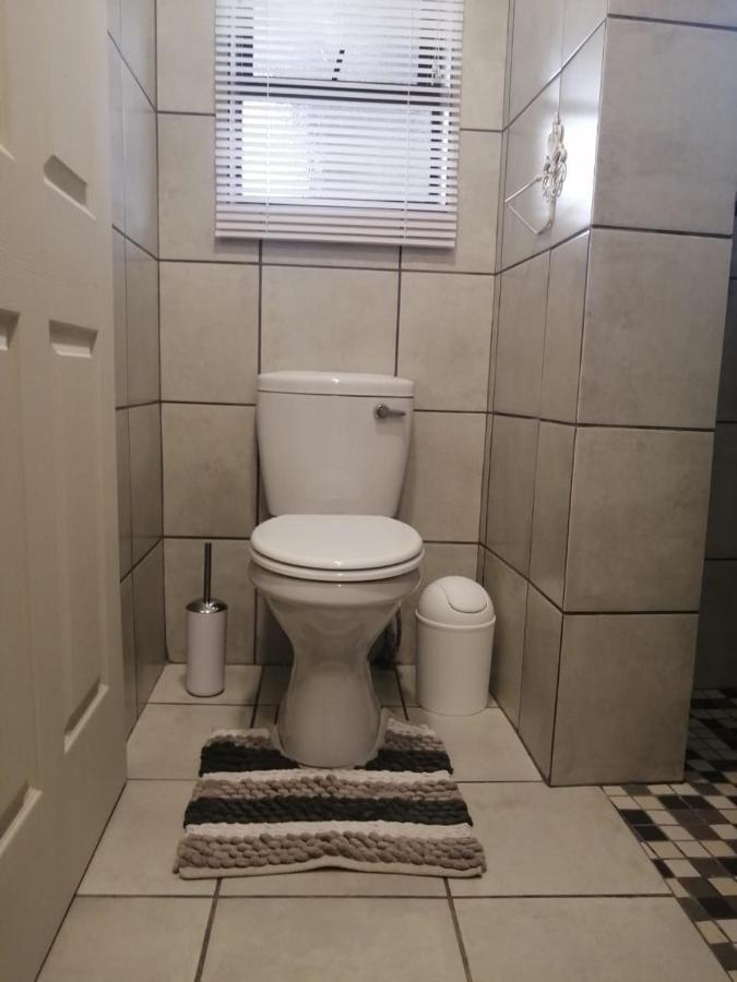 Roxy'S Rest Guest House Vanderbijlpark Bagian luar foto