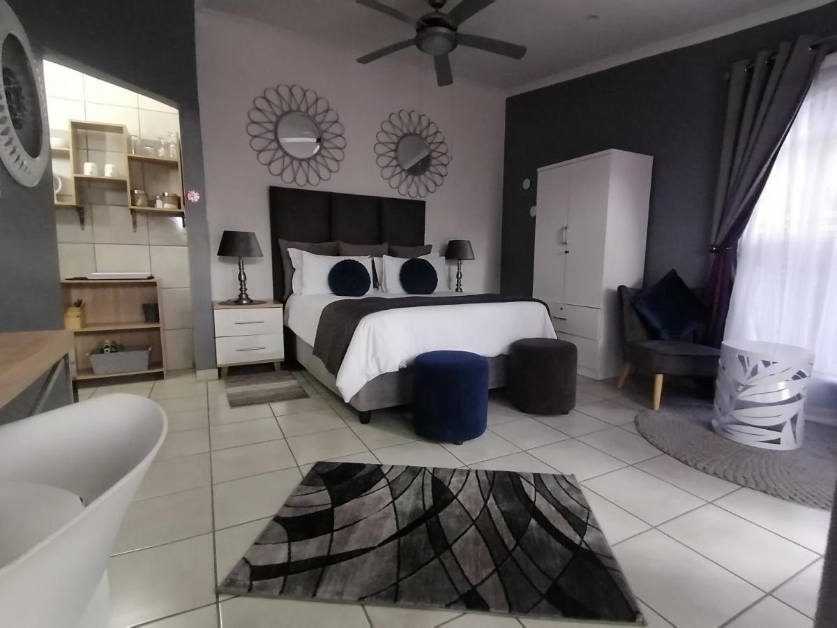 Roxy'S Rest Guest House Vanderbijlpark Bagian luar foto