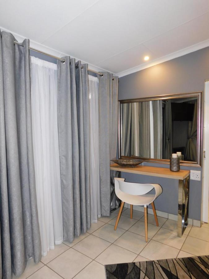 Roxy'S Rest Guest House Vanderbijlpark Bagian luar foto
