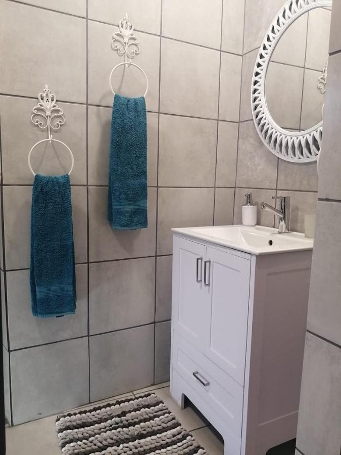 Roxy'S Rest Guest House Vanderbijlpark Bagian luar foto
