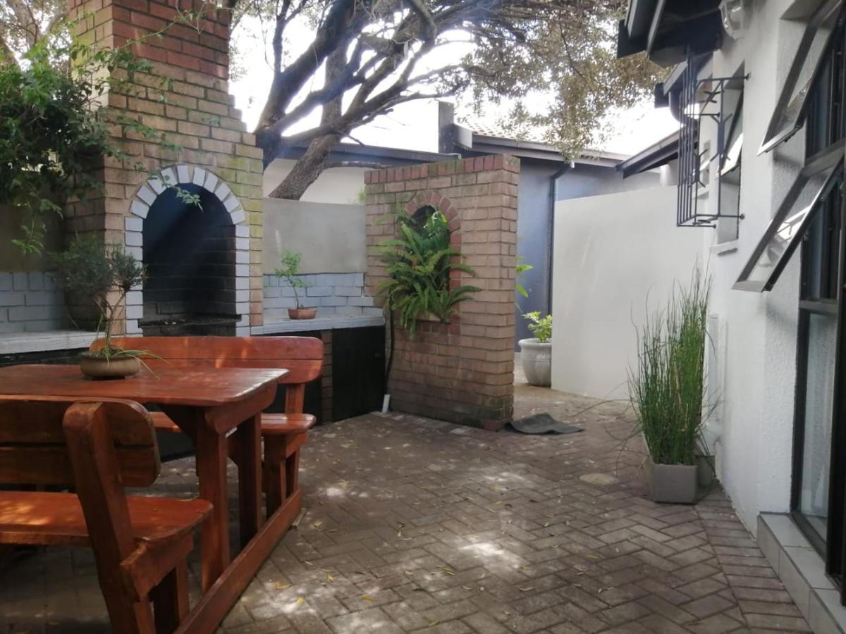 Roxy'S Rest Guest House Vanderbijlpark Bagian luar foto