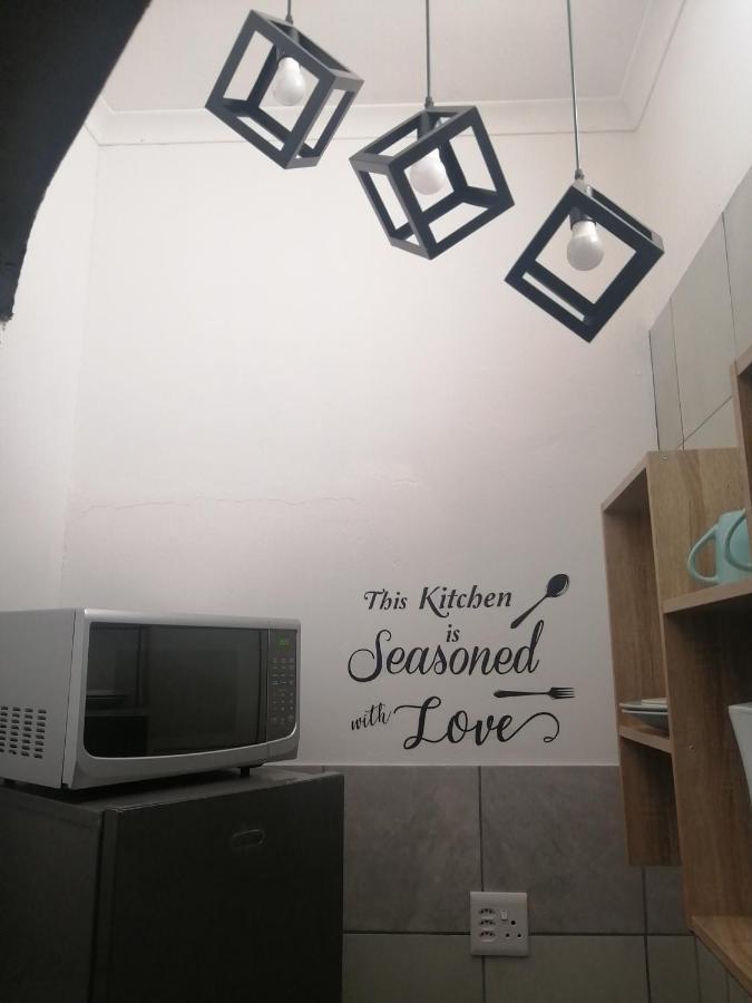 Roxy'S Rest Guest House Vanderbijlpark Bagian luar foto