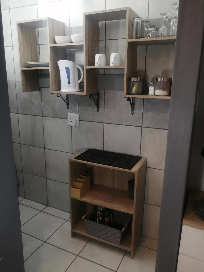 Roxy'S Rest Guest House Vanderbijlpark Bagian luar foto