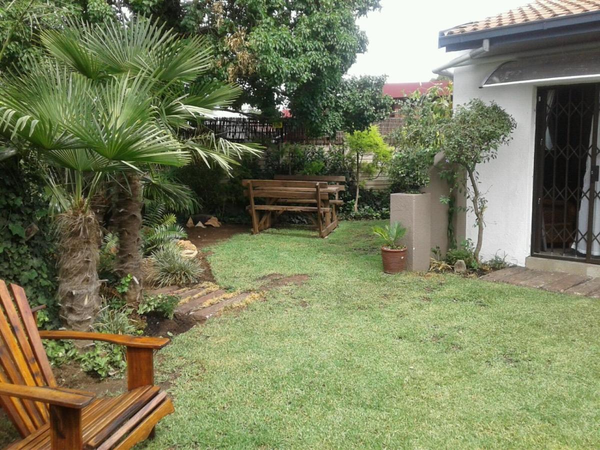 Roxy'S Rest Guest House Vanderbijlpark Bagian luar foto
